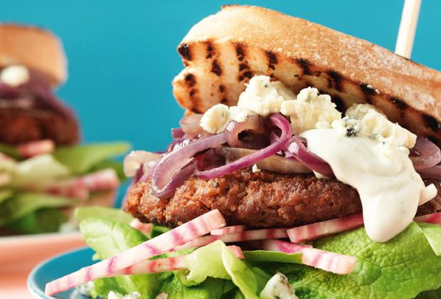 BBQ recept: dubbeldoelkoe burger met biet en blauwe kaas