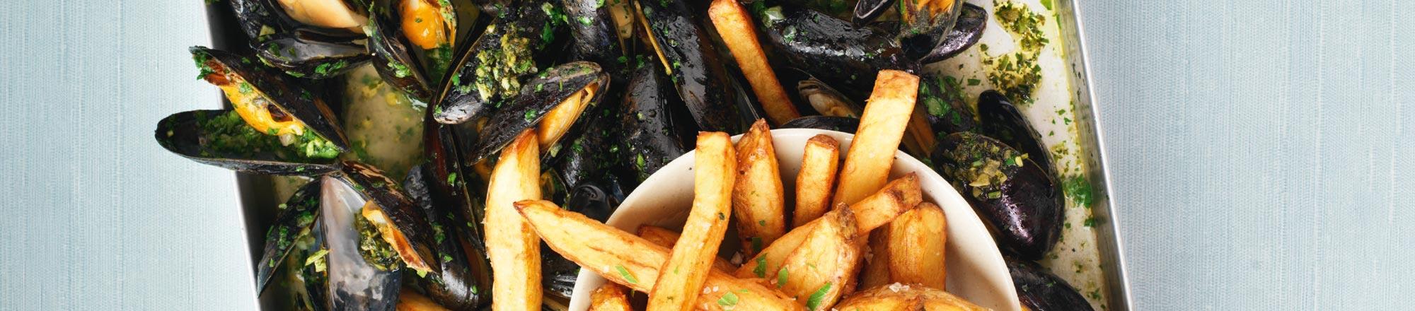 BBQ recept: kruidige mosselen met frites en zeewierzout