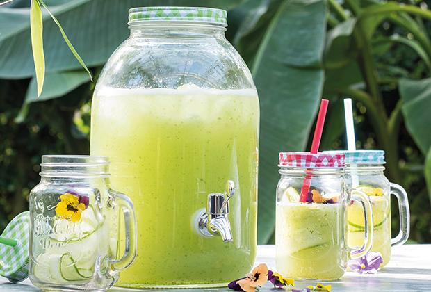 Zomers recept: fris drankje met eetbare bloemen