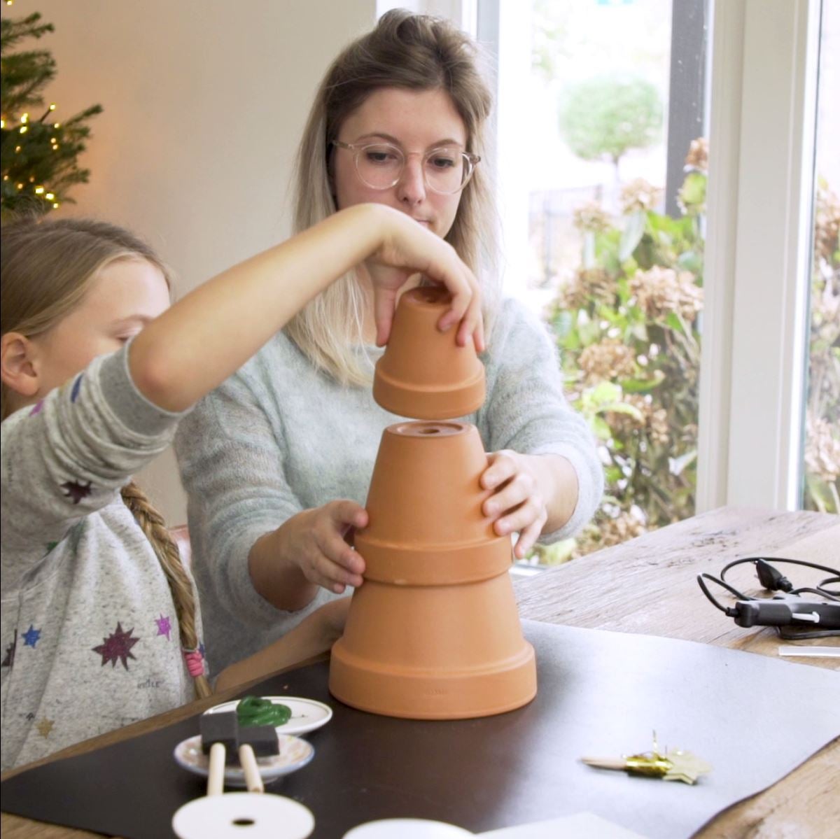 DIY Kerstboom van bloempotten stap 1: Bloempotten vastlijmen