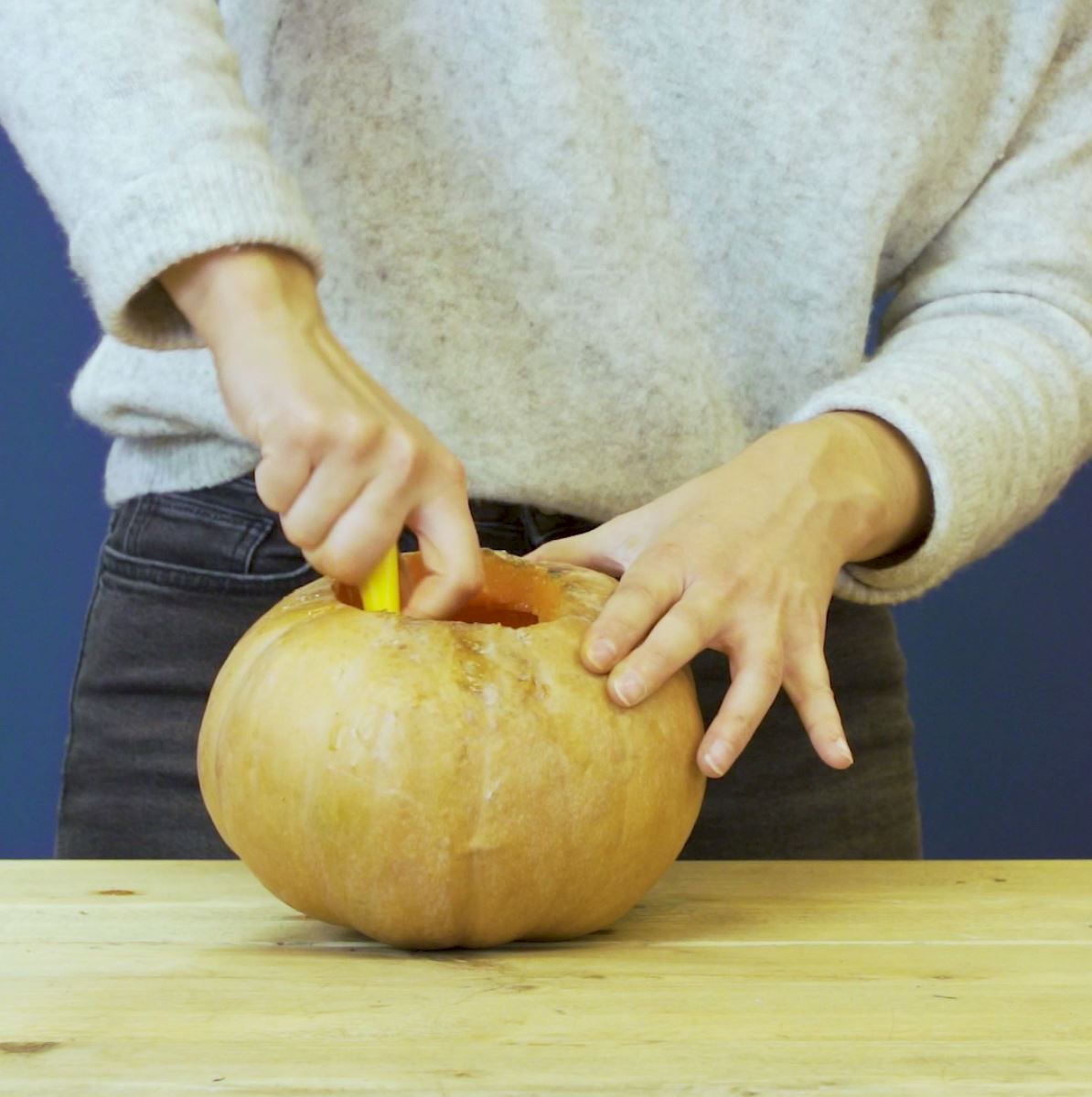 DIY pompoen versieren stap 1: Pompoen uithollen