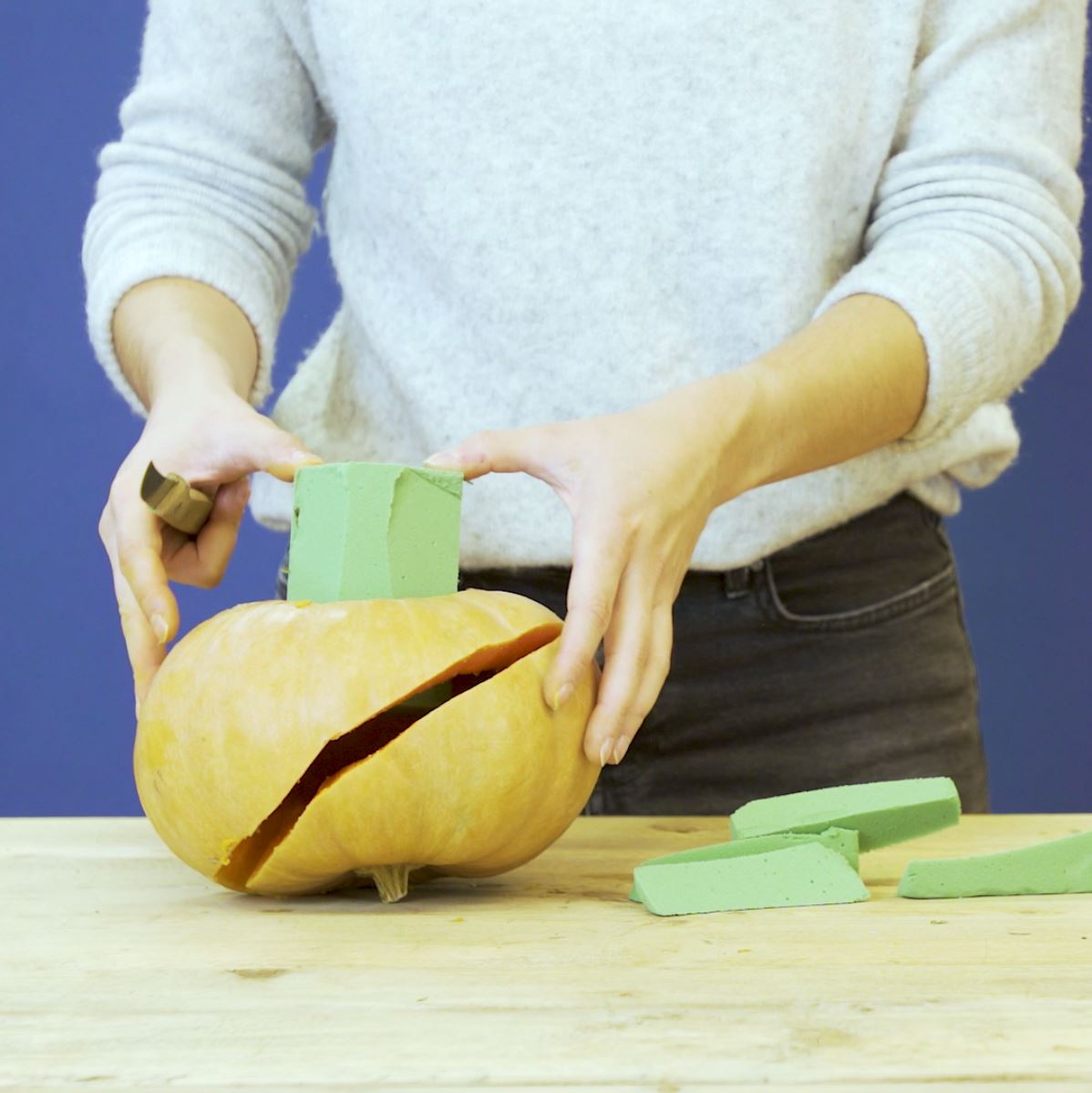 DIY pompoen versieren stap 3: Pompoen met steekschuim vullen