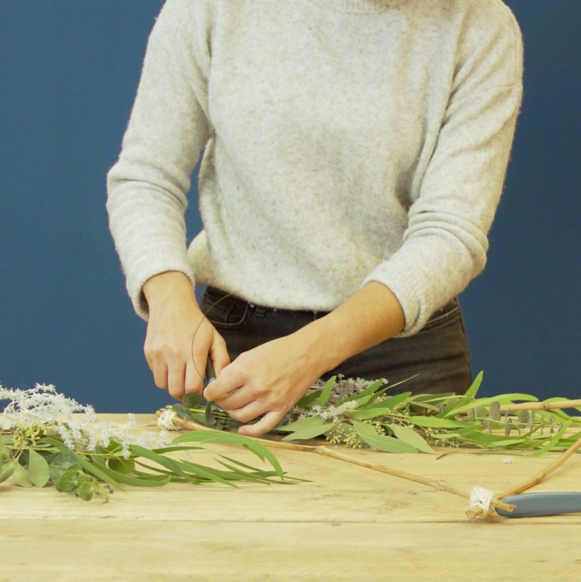 DIY Driehoek met eucalyptus takken. stap 3: Eucalyptus vastbinden